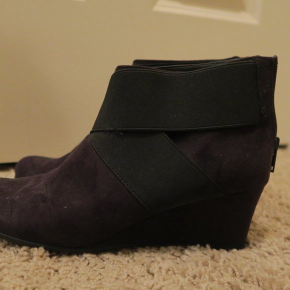 AEROSOLES Black Wedge Booties - Picture 4 of 8